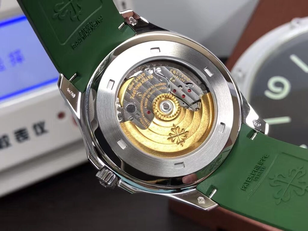 Неглубокие гравировки механизма 324 в Aquanaut от 3K