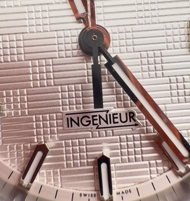 Надпись INGENIEUR на циферблате V7