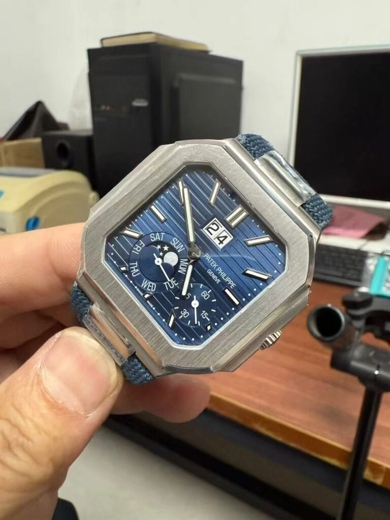5822P с синим оформлением Реплика Patek Philippe 5822P с синим оформлением