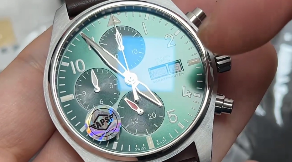 Антибликовое покрытие стекла Зелёный пилотский хронограф IWC с синим антибликовым покрытием стекла