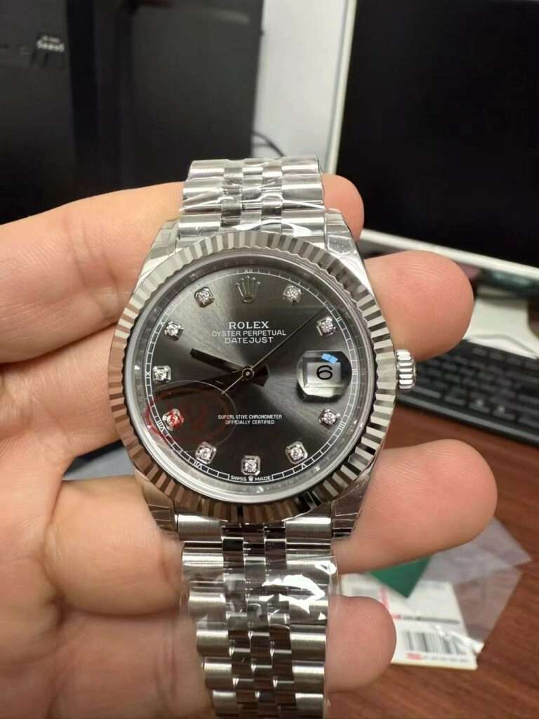 Серый Datejust V2 с бриллиантовыми метками VS Datejust V2 с серым циферблатом и бриллиантовыми метками
