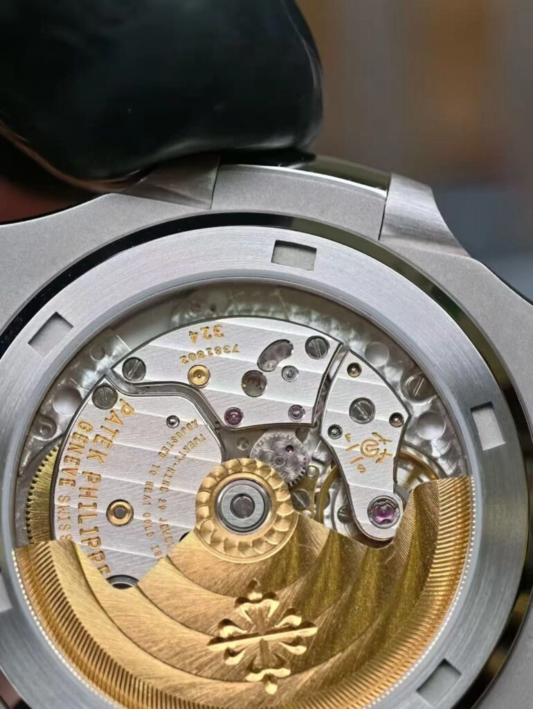 Механизм 324 Nautilus 5711 Механизм 324 в реплике Nautilus 5711