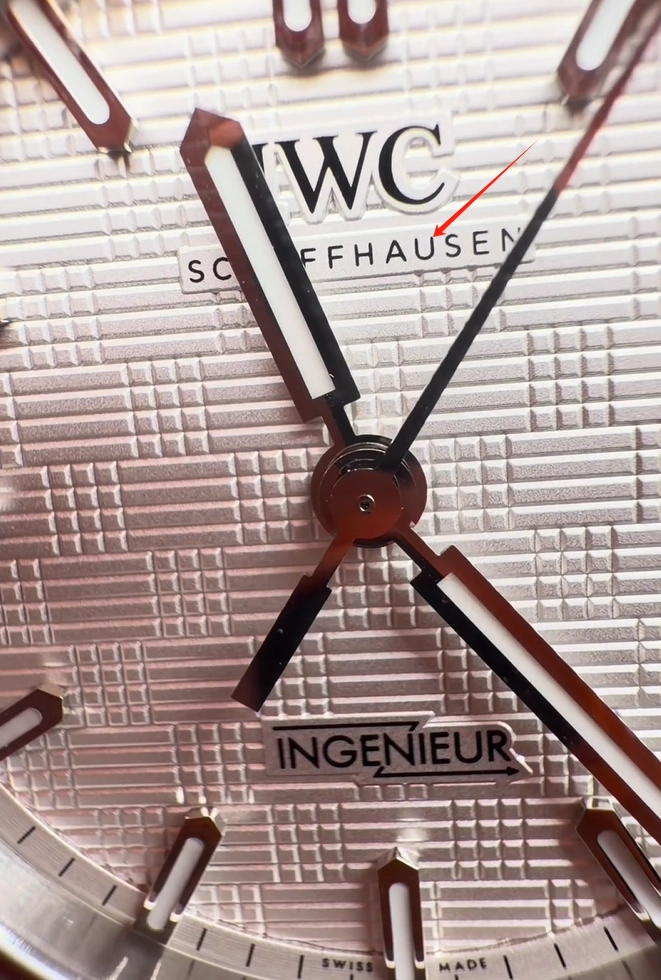 Буква U на циферблате IWC Ingenieur от V7