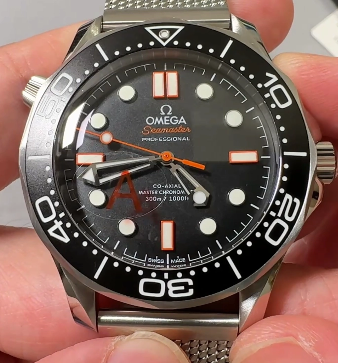 Циферблат Omega Seamaster Чёрный циферблат Omega Seamaster с шлифованной фактурой