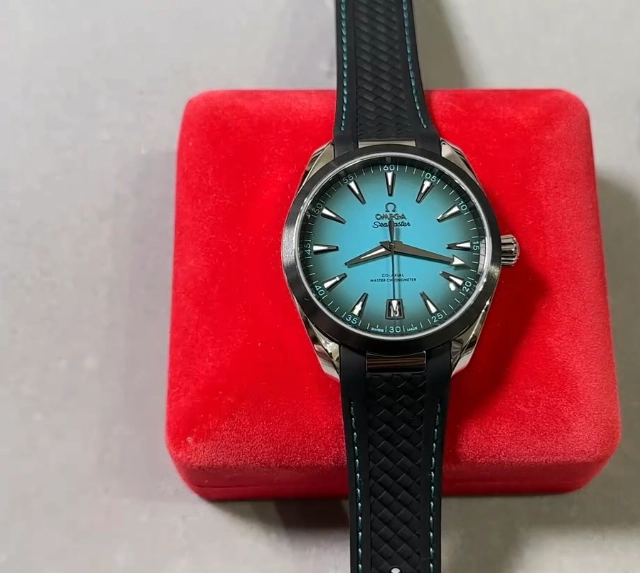 Omega Seamaster 41 мм с чёрным керамическим безелем и бирюзовым циферблатом