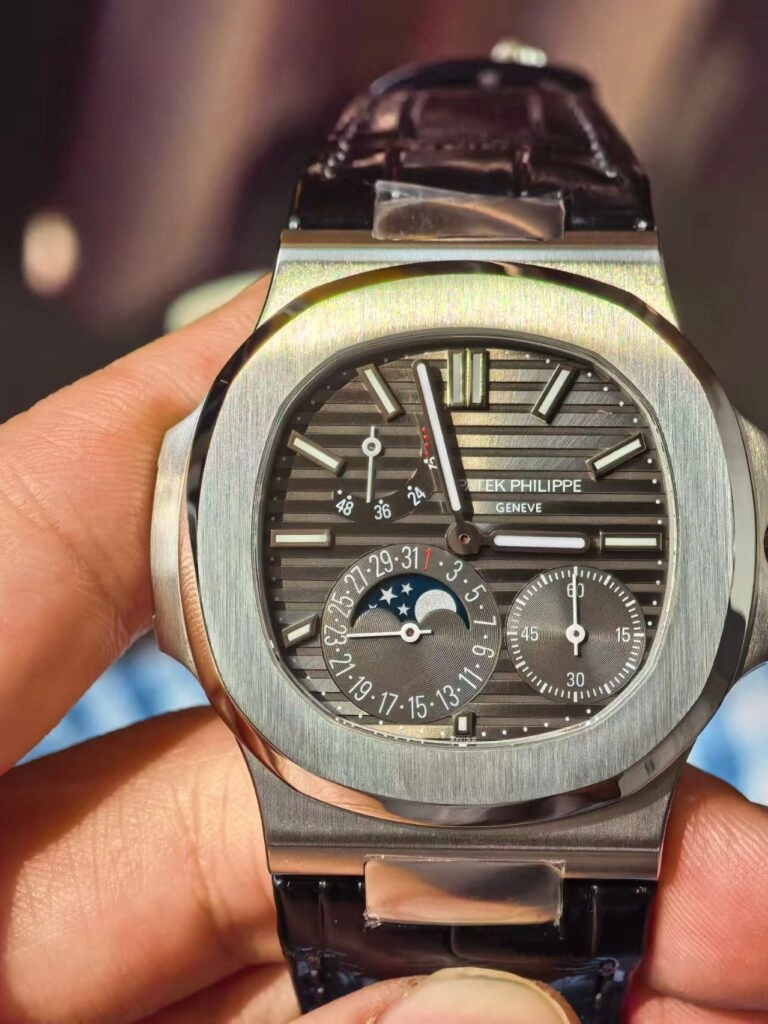 Фазы Луны Patek Philippe 5712G Указатель фаз Луны на сером циферблате Patek Philippe 5712G