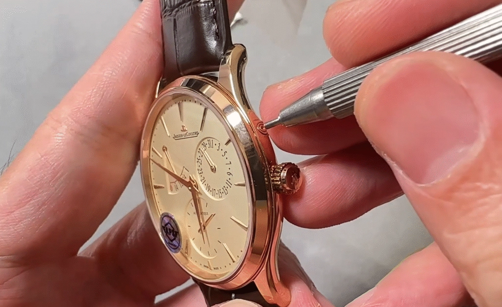 Коррекция даты Кнопка коррекции даты Jaeger-LeCoultre Master Ultra Thin