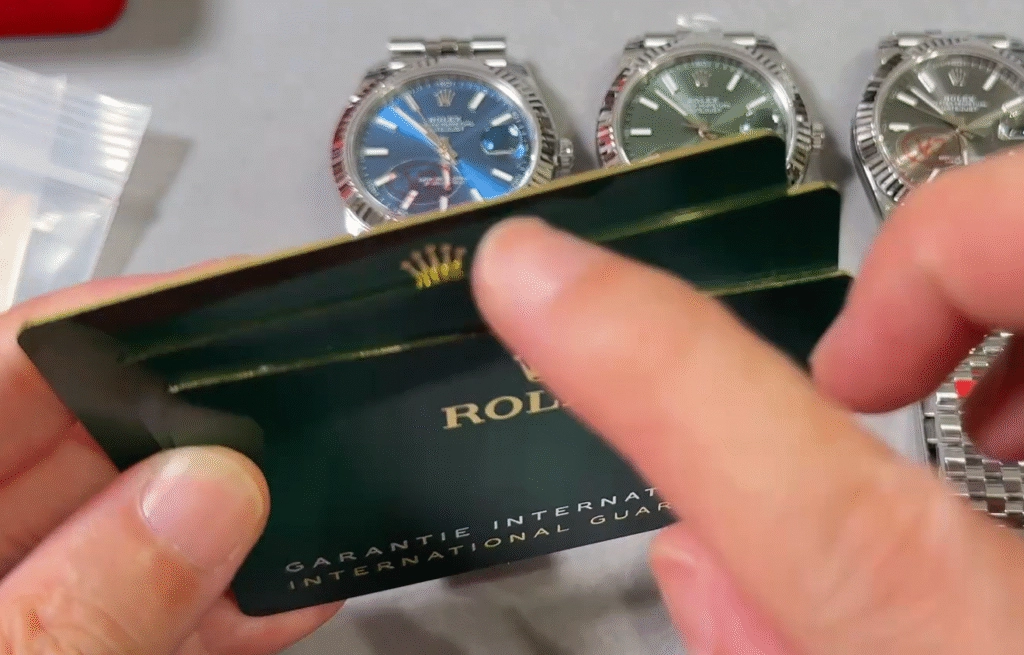 Обновлённая карточка Rolex Карточка Rolex с золотистой окантовкой