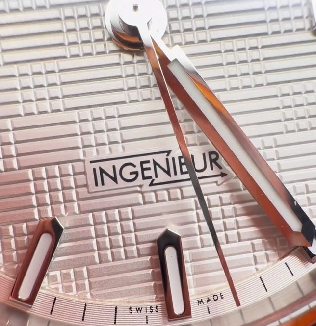 Надпись INGENIEUR на циферблате A7