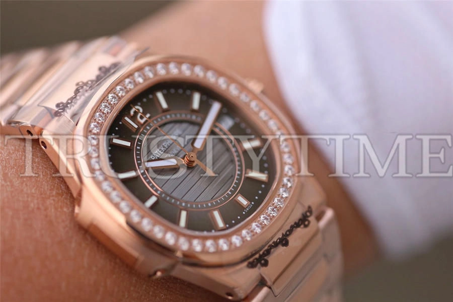 Копия часов Patek Philippe Nautilus Ladies 32mm 7010/1R-010