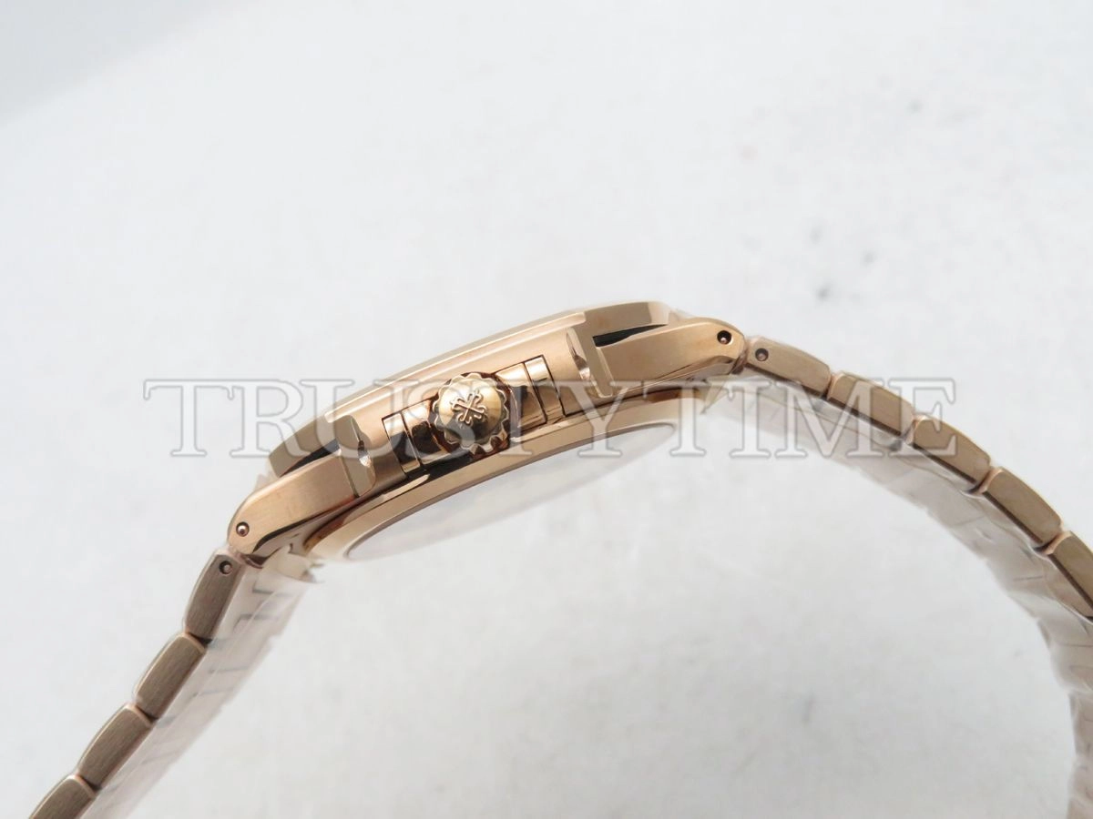 Копия часов Patek Philippe Nautilus Ladies 35mm 7118/1200R-010