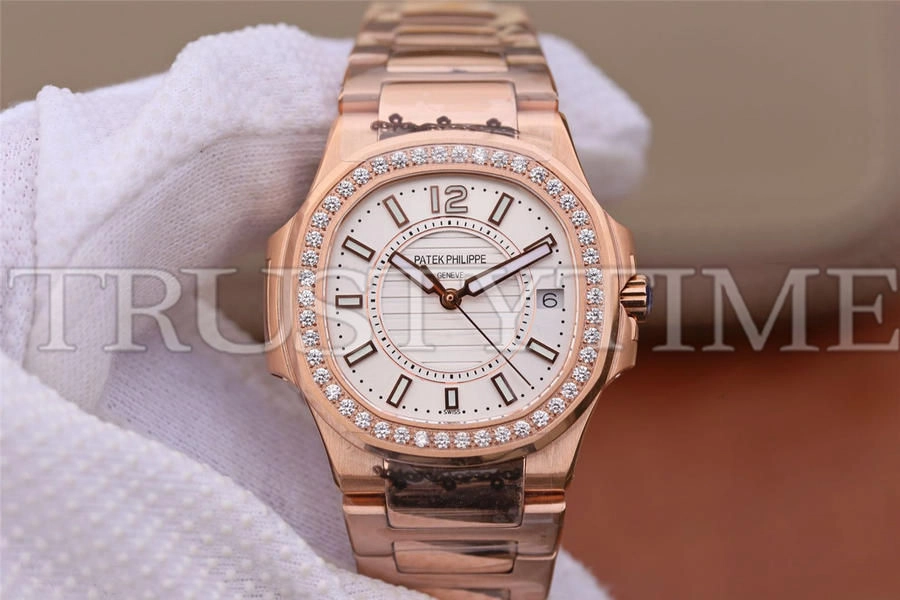 Копия часов Patek Philippe Nautilus Ladies 32mm 7010/1R-001