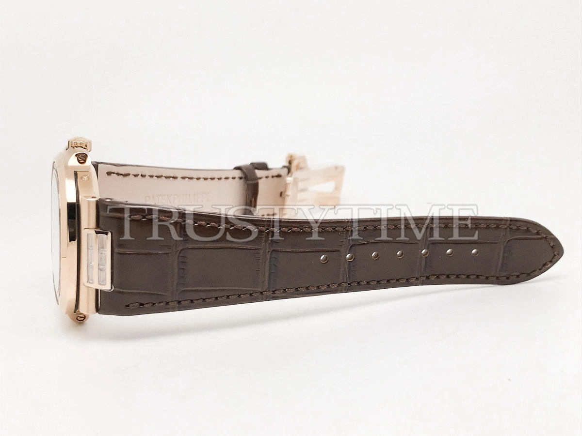Копия часов Patek Philippe Nautilus Power Reserve Moonphase 40mm 5724R-001