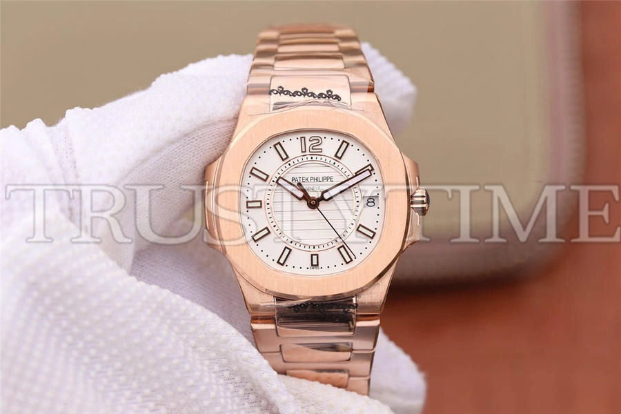 Копия часов Patek Philippe Nautilus Ladies 32mm 7011/1R-001