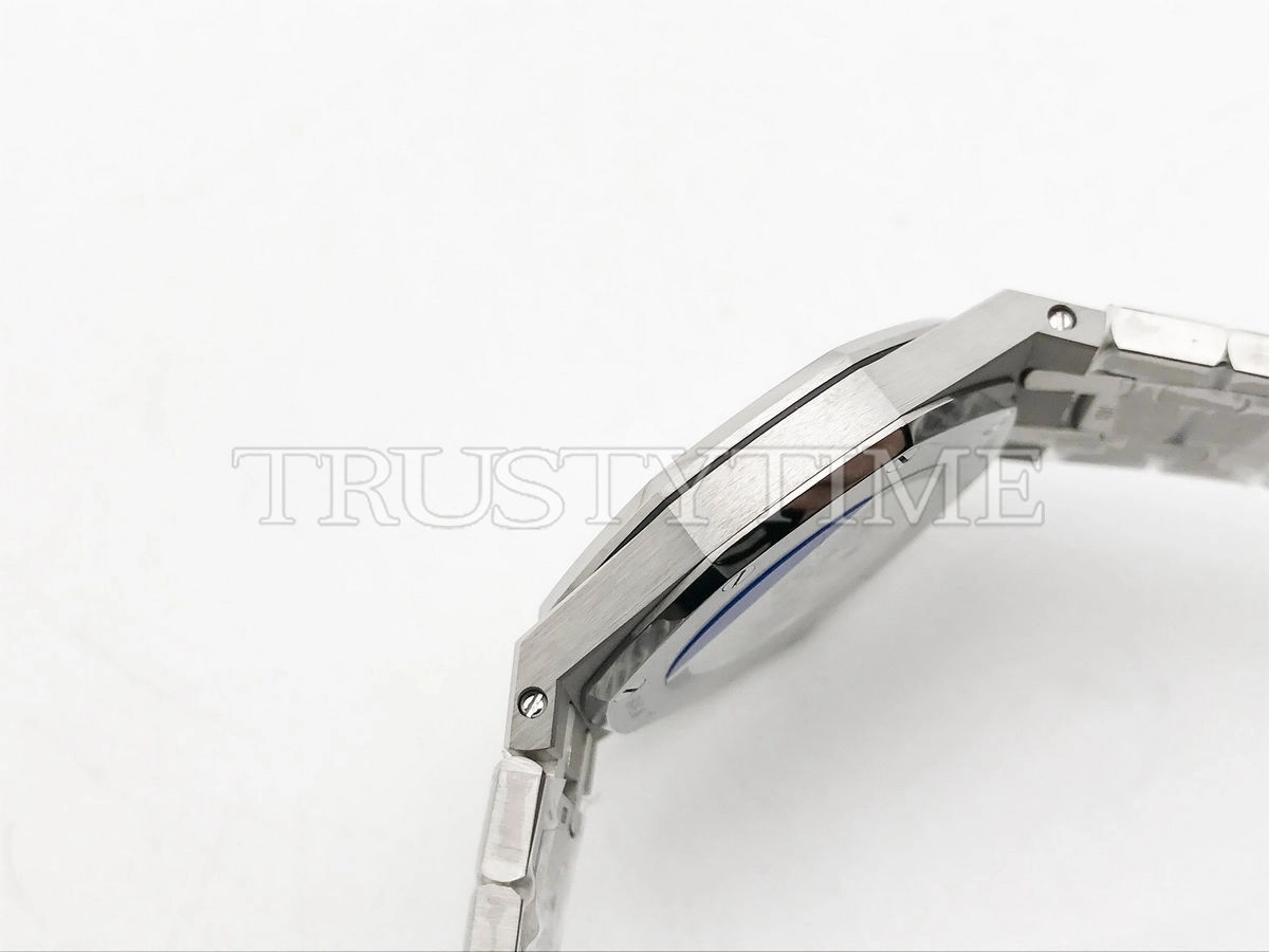 Копия часов Audemars Piguet Royal Oak Ladies 33mm 67651IP.ZZ.1261IP.01