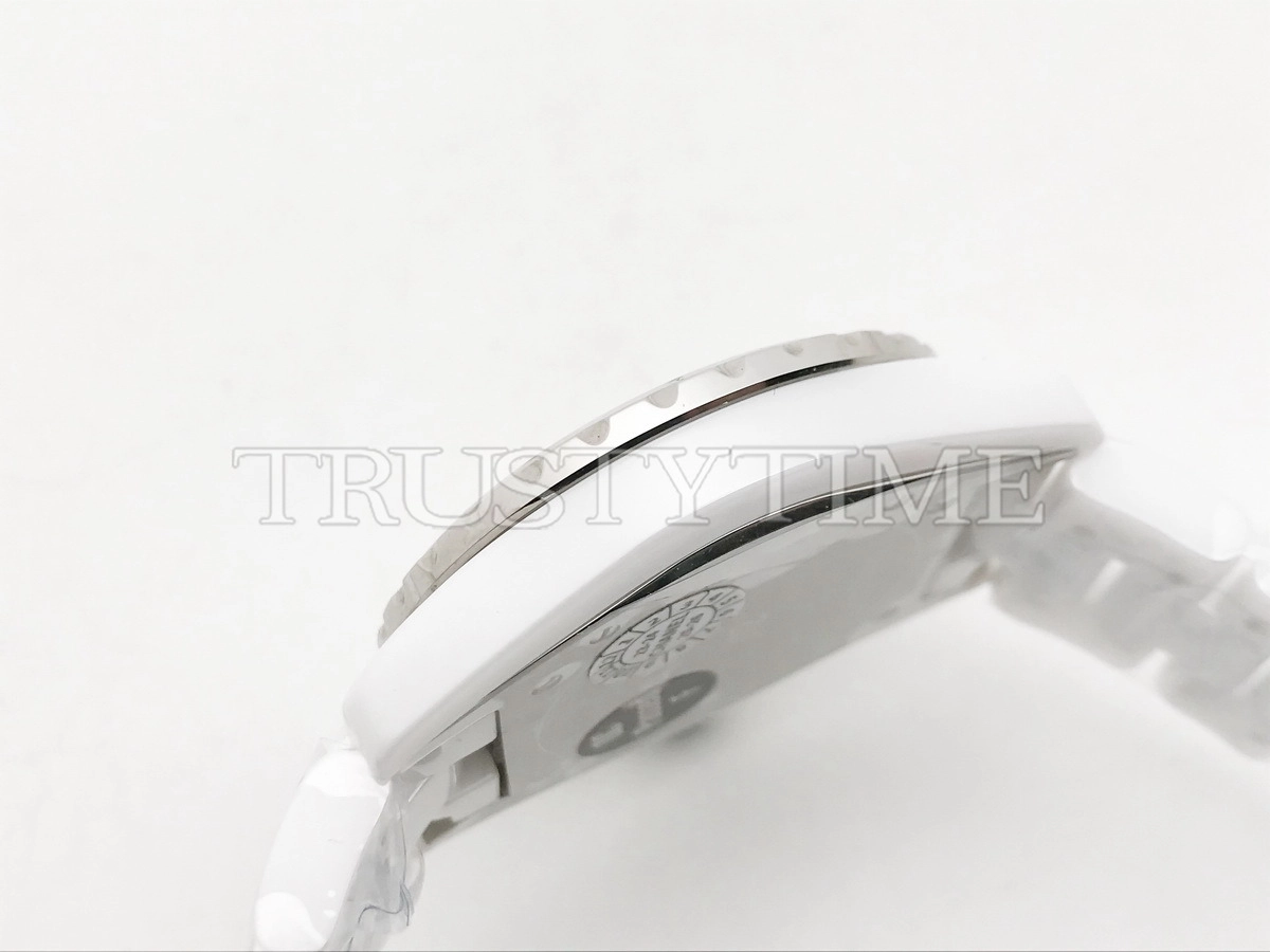 Копия часов Chanel J-12 White Mother-Of-Pearl And Diamond Dial 38 H2423