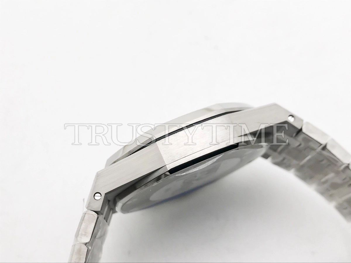 Копия часов Audemars Piguet Royal Oak Frosted Gold Selfwinding Chronograph 26331BC.GG.1224BC.02