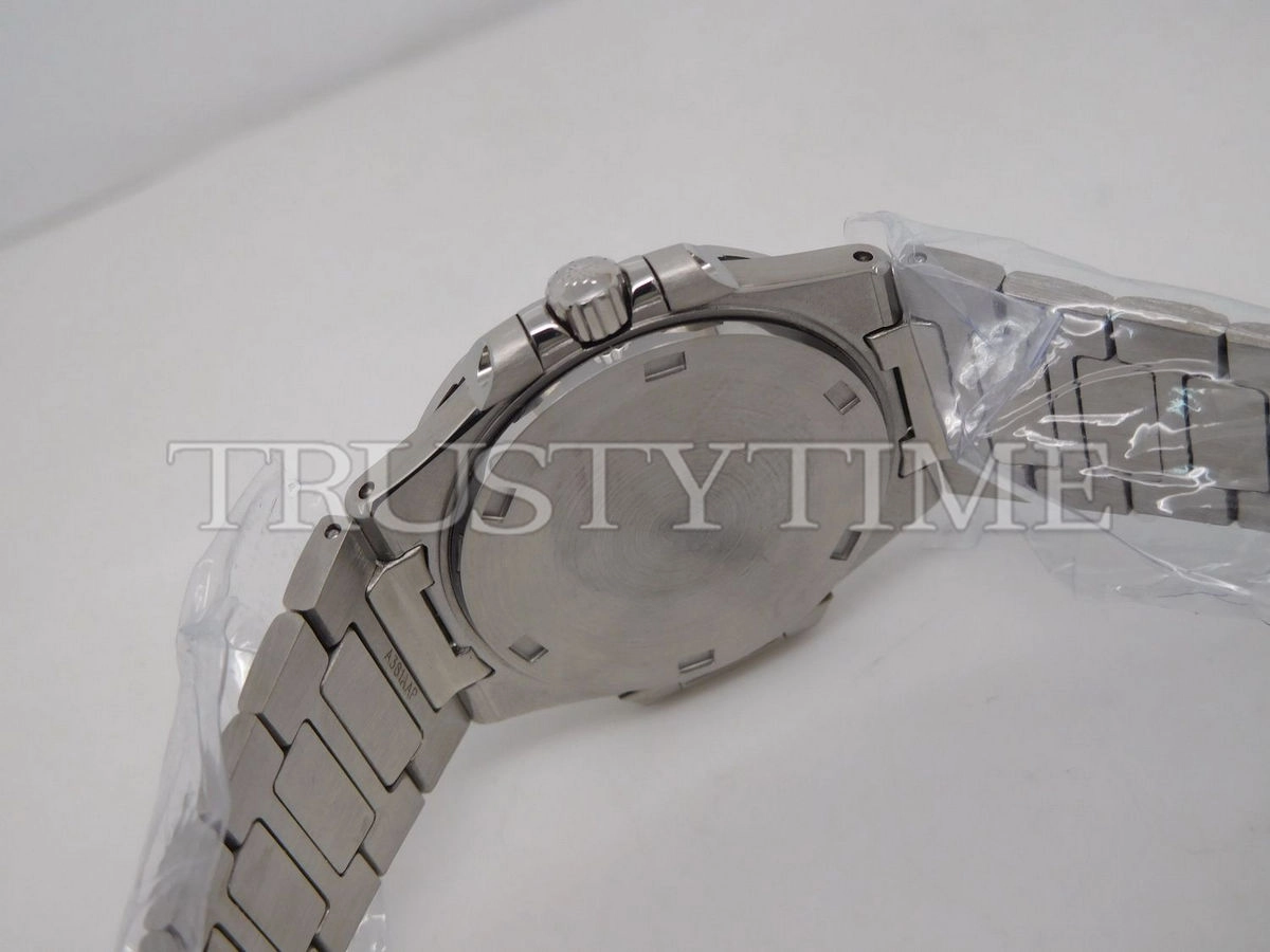Копия часов Patek Philippe Nautilus Ladies 32mm 7010/1G-010