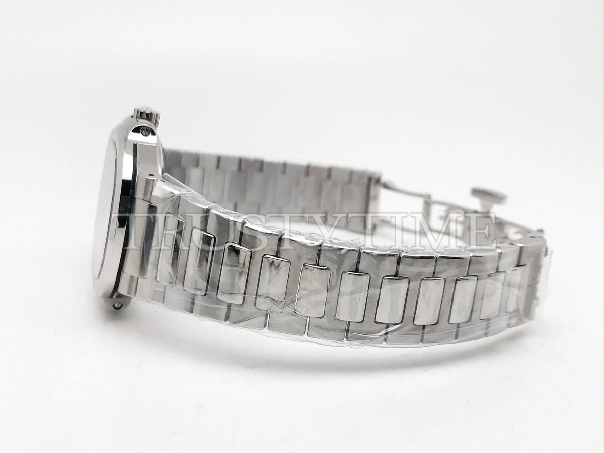 Копия часов Patek Philippe Nautilus Ladies 35mm 7118/1A-011