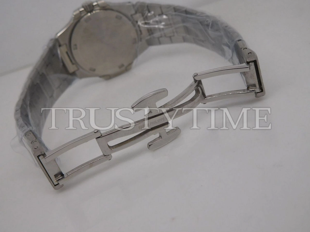 Копия часов Patek Philippe Nautilus Ladies 32mm 7011/1G-001