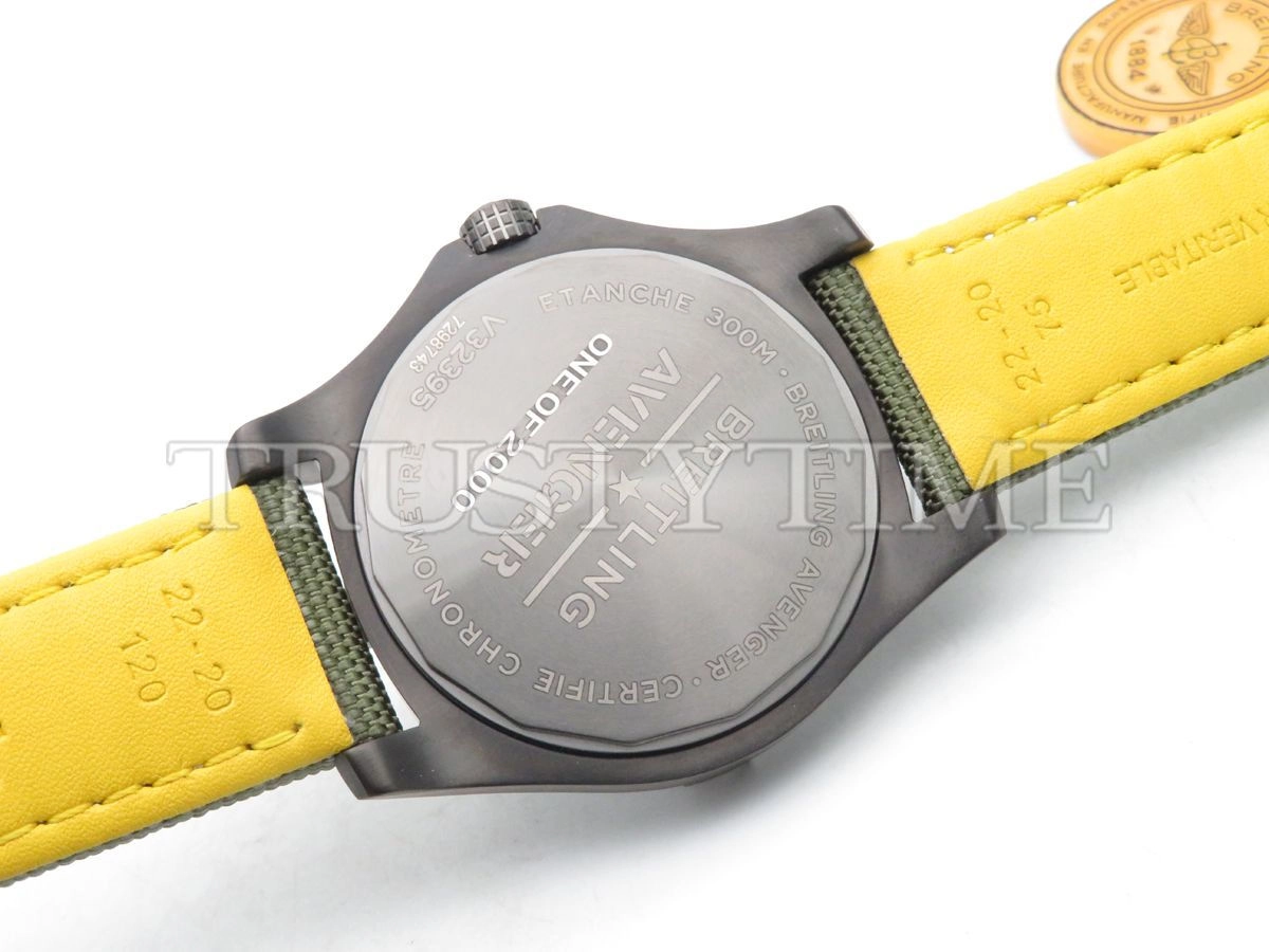Копия часов Breitling Avenger Automatic GMT 45 Night Mission V323952A1L1X1