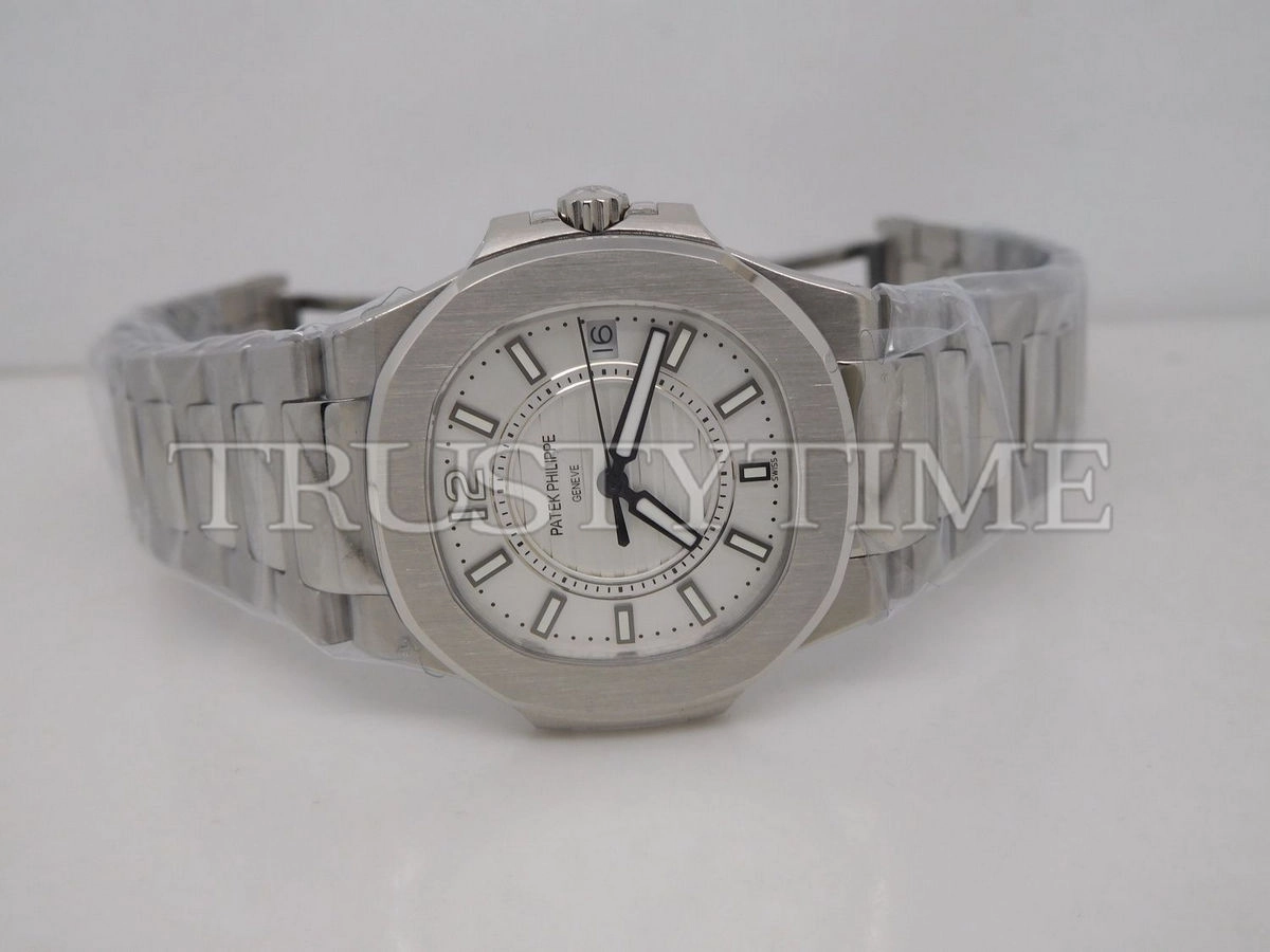 Копия часов Patek Philippe Nautilus Ladies 32mm 7011/1G-001