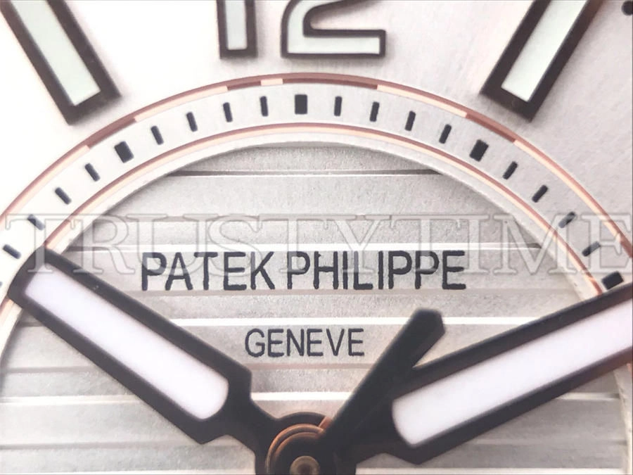 Копия часов Patek Philippe Nautilus Ladies 32mm 7011/1R-001