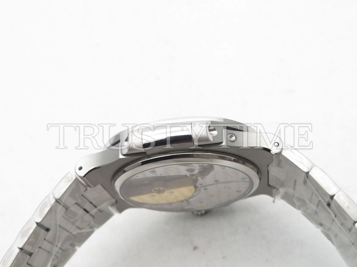 Копия часов Patek Philippe Nautilus Power Reserve Moonphase 40mm 5712/1A-001