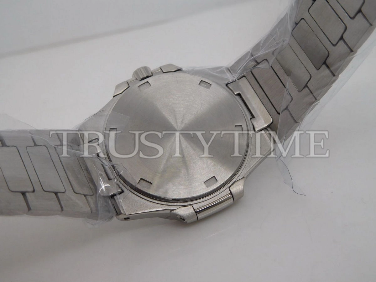 Копия часов Patek Philippe Nautilus Ladies 32mm 7011/1G-010