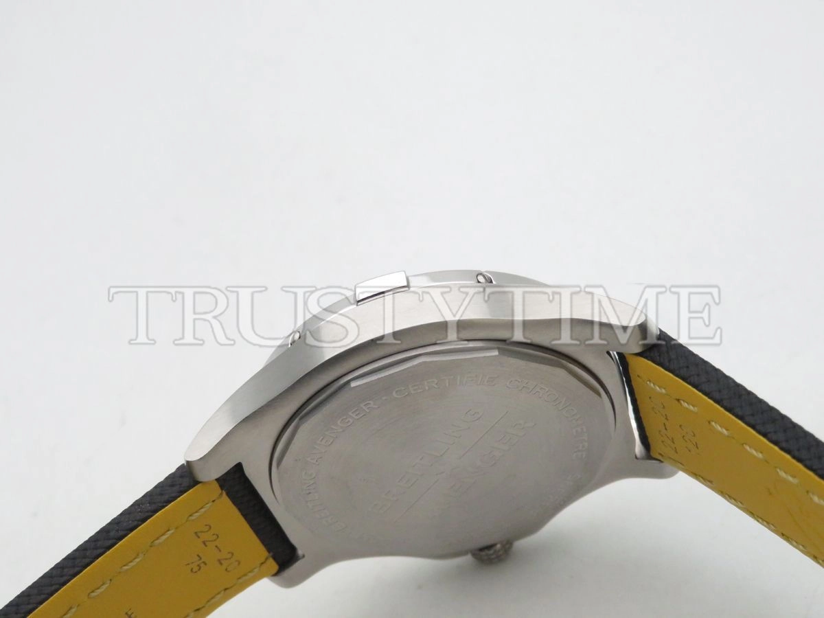 Копия часов Breitling Avenger Automatic GMT 43 A32397101B1X1