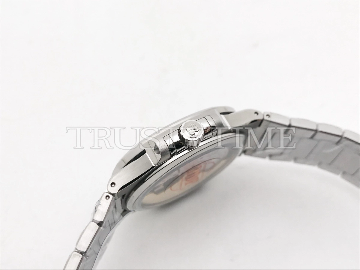 Копия часов Patek Philippe Nautilus Ladies 35mm 7118/1A-010