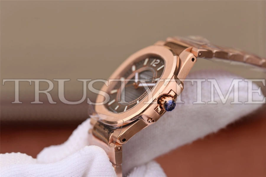 Копия часов Patek Philippe Nautilus Ladies 32mm 7011/1R-010
