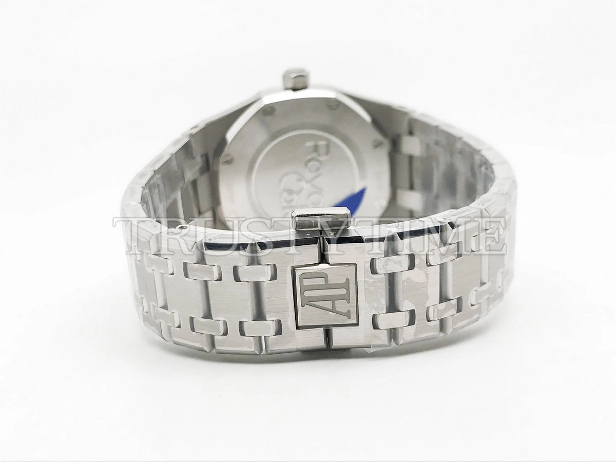 Копия часов Audemars Piguet Royal Oak Ladies 33mm 67651IP.ZZ.1261IP.01