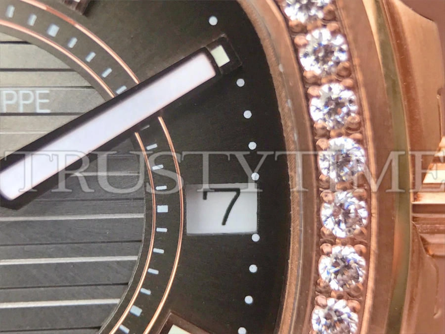 Копия часов Patek Philippe Nautilus Ladies 32mm 7010/1R-010