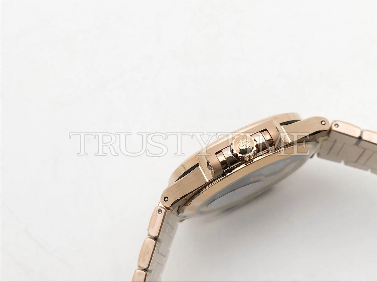 Копия часов Patek Philippe Nautilus Ladies 35mm 7118/1R-010