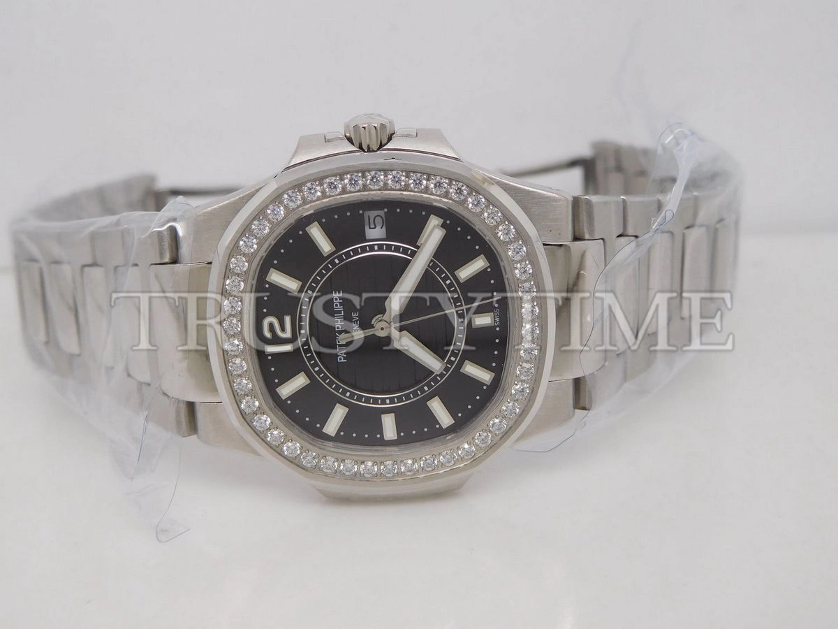 Копия часов Patek Philippe Nautilus Ladies 32mm 7010/1G-010