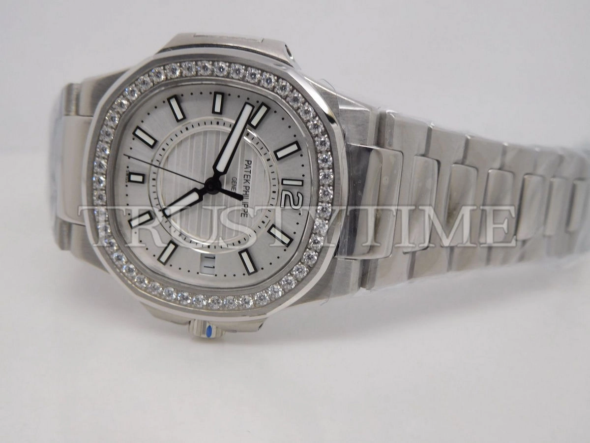 Копия часов Patek Philippe Nautilus Ladies 32mm 7010/1G-001