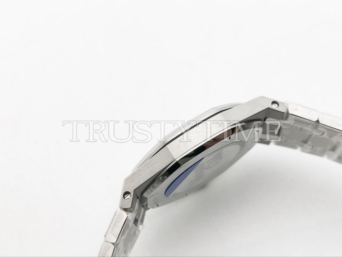 Копия часов Audemars Piguet Royal Oak Ladies 33mm 67651BC.ZZ.1261BC.01