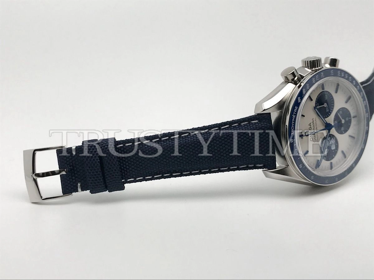 Копия часов Omega Speedmaster Anniversary Series Silver Snoopy Award 42mm 310.32.42.50.02.001