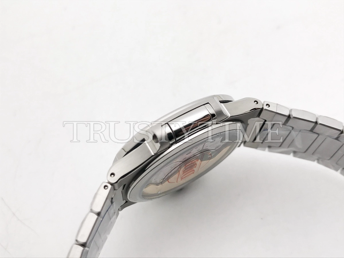 Копия часов Patek Philippe Nautilus Ladies 35mm 7118/1200A-001