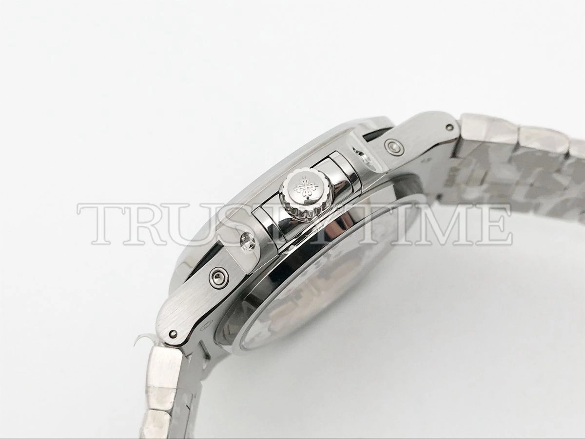 Копия часов Patek Philippe Nautilus Perpetual Calendar 40mm 5740/1G-001