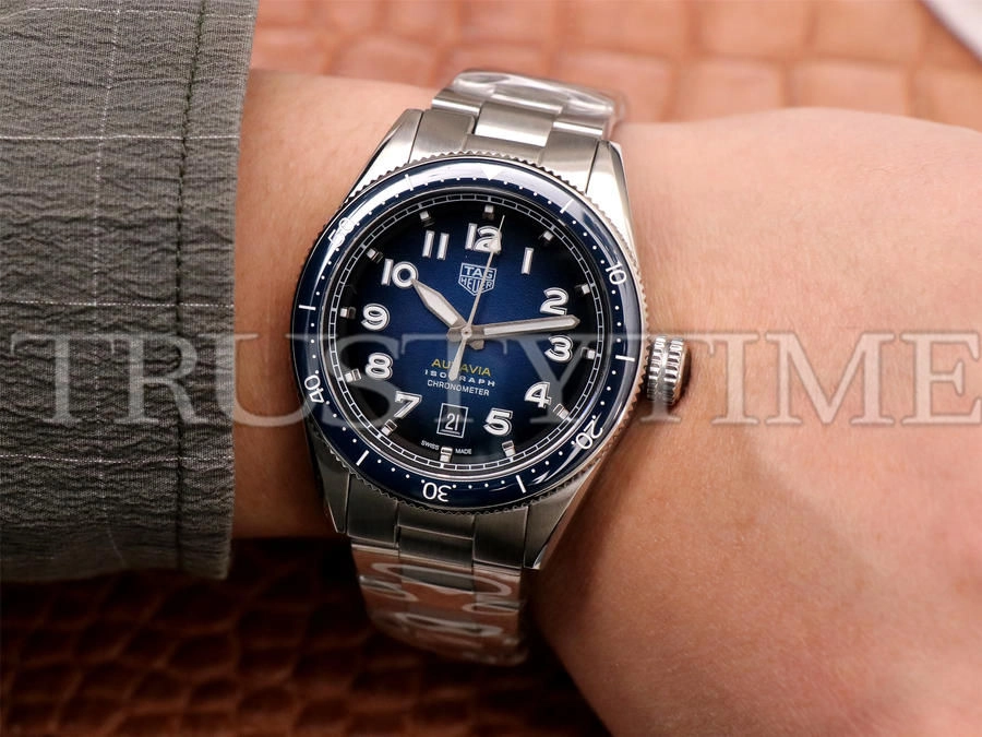 Копия часов Tag Heuer Autavia Isograph Calibre 5 42mm WBE5116.EB0173