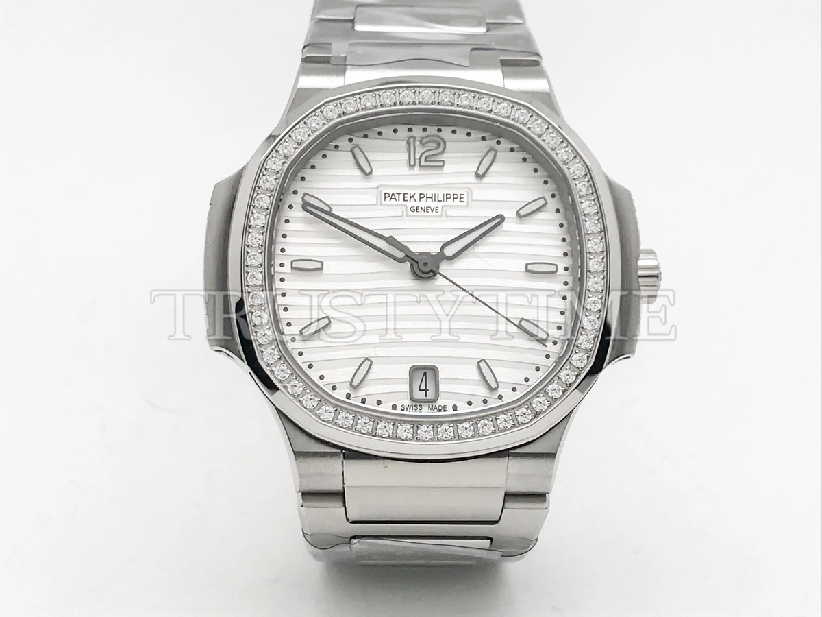 Копия часов Patek Philippe Nautilus Ladies 35mm 7118/1200A-010