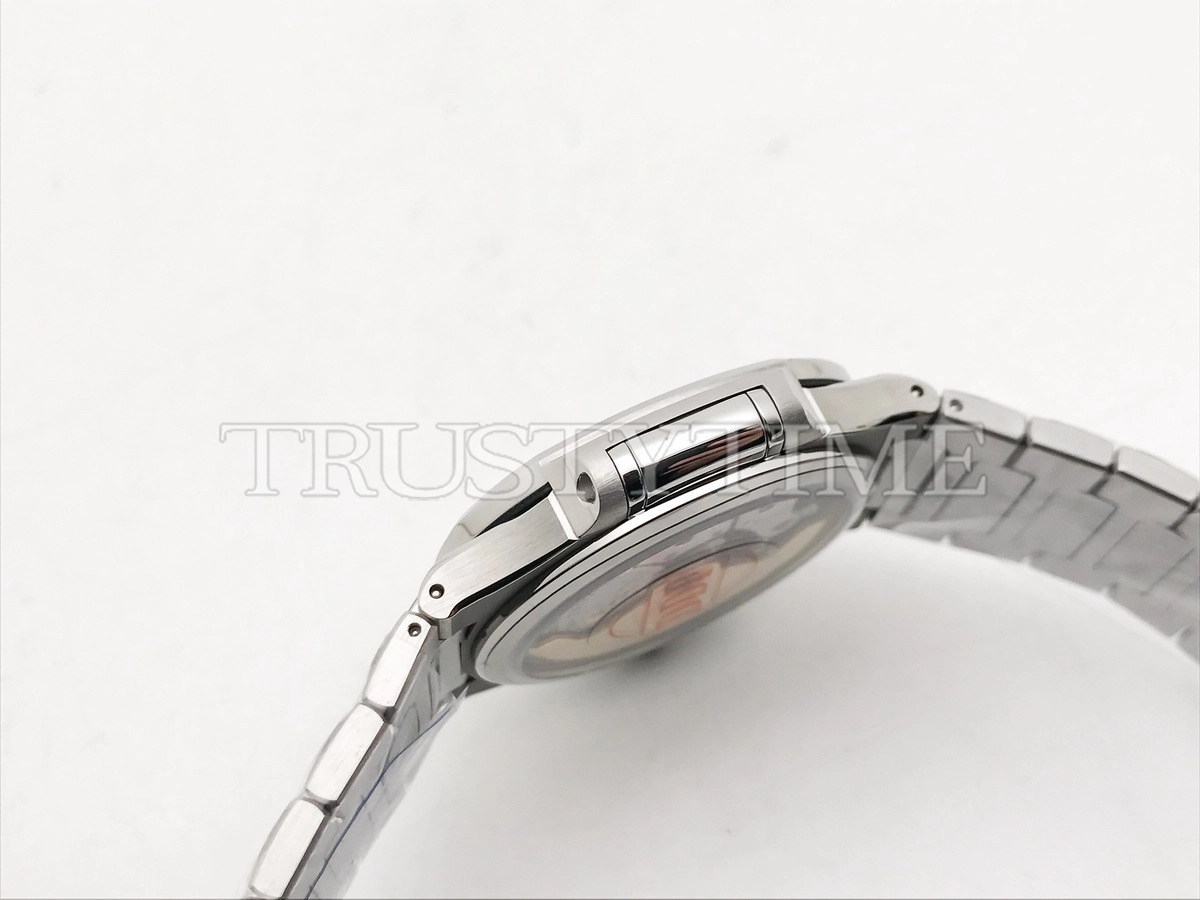 Копия часов Patek Philippe Nautilus Ladies 35mm 7118/1A-010