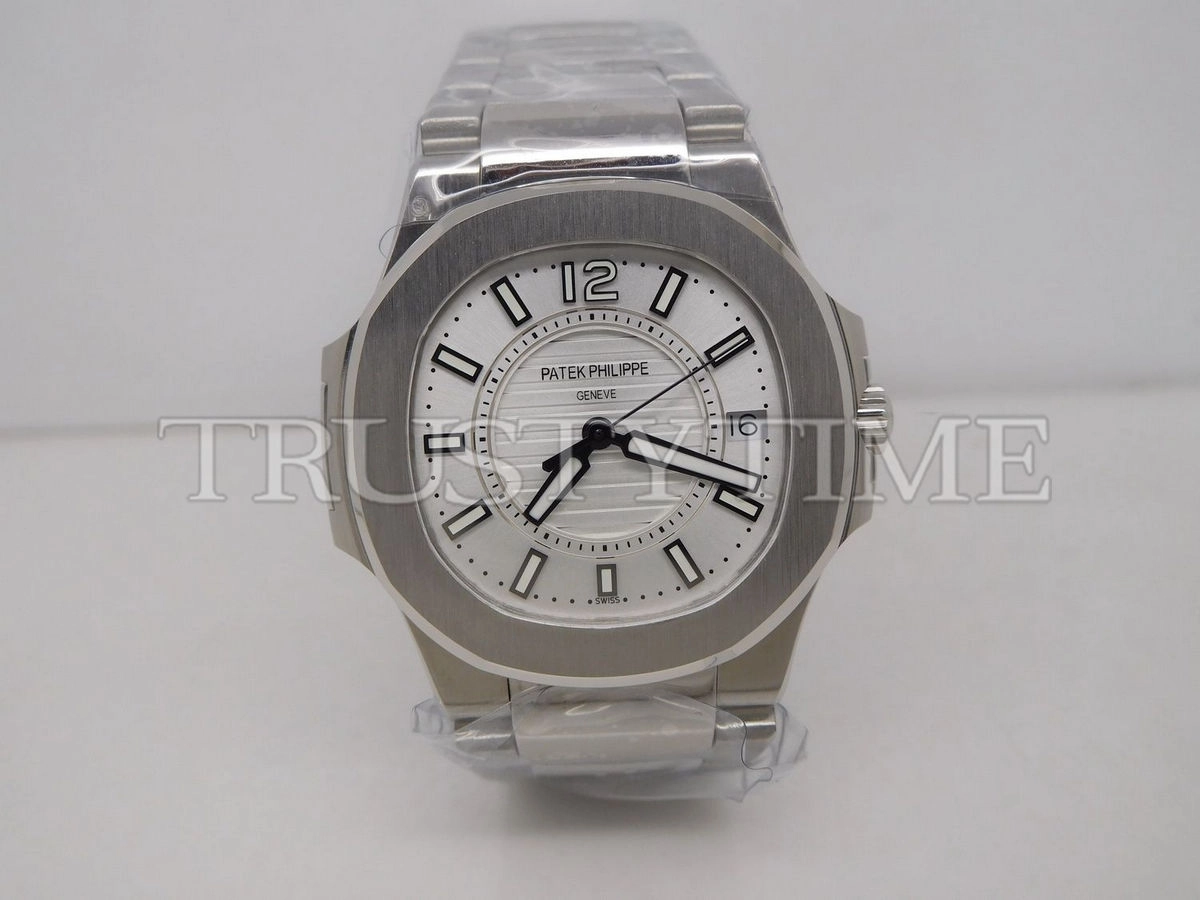 Копия часов Patek Philippe Nautilus Ladies 32mm 7011/1G-001