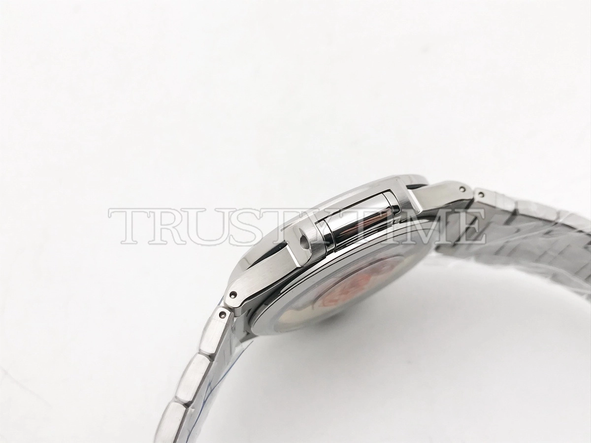 Копия часов Patek Philippe Nautilus Ladies 35mm 7118/1A-011