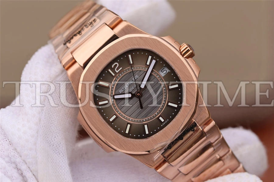 Копия часов Patek Philippe Nautilus Ladies 32mm 7011/1R-010