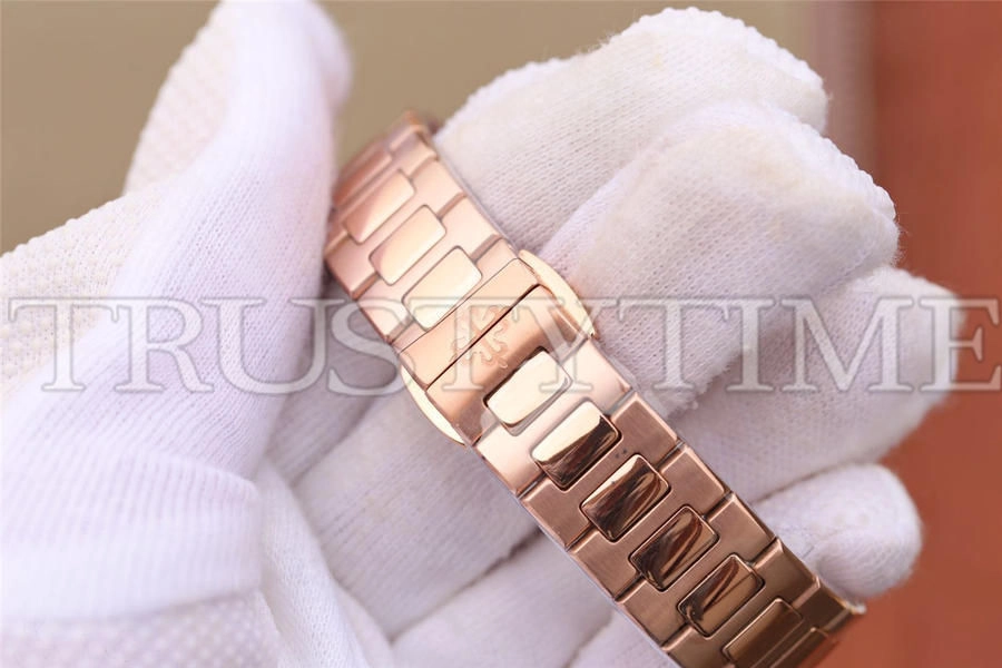 Копия часов Patek Philippe Nautilus Ladies 32mm 7010/1R-010