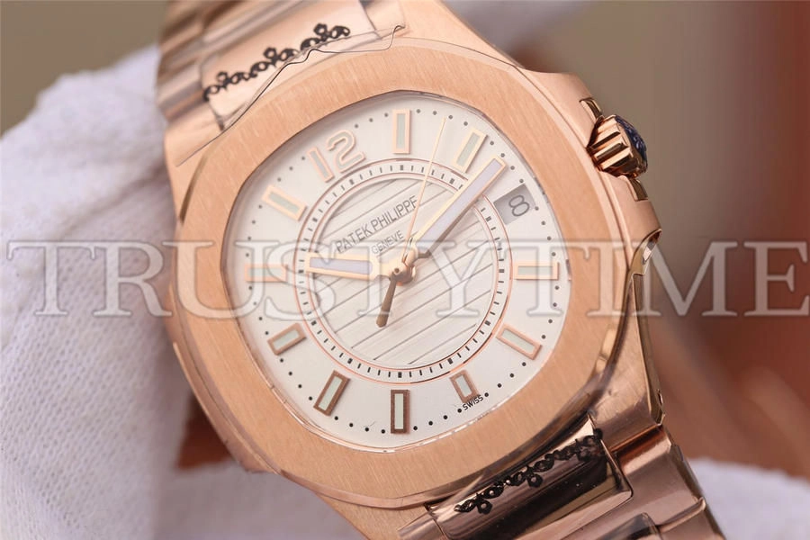 Копия часов Patek Philippe Nautilus Ladies 32mm 7011/1R-001