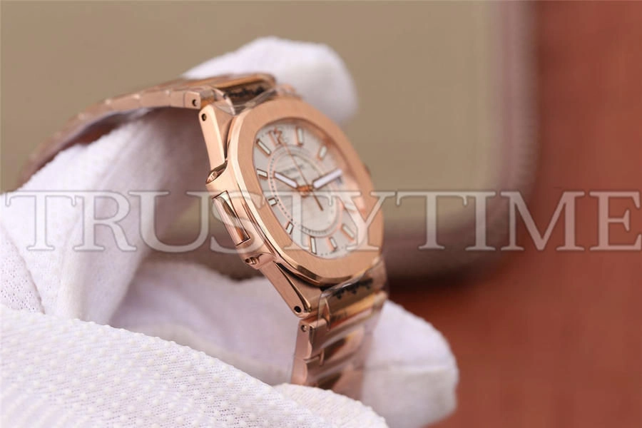 Копия часов Patek Philippe Nautilus Ladies 32mm 7011/1R-001